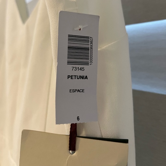 NWT Aritzia Petunia romper! So sweet and flowy with pockets. Size 6. Adorable! - Picture 4 of 6